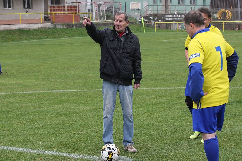 Fotbalisté Malenovic oslavili výročí devadesáti let od založení zápasem proti staré gardě Zlína. V sobotu navíc otevřeli novou tribunu.