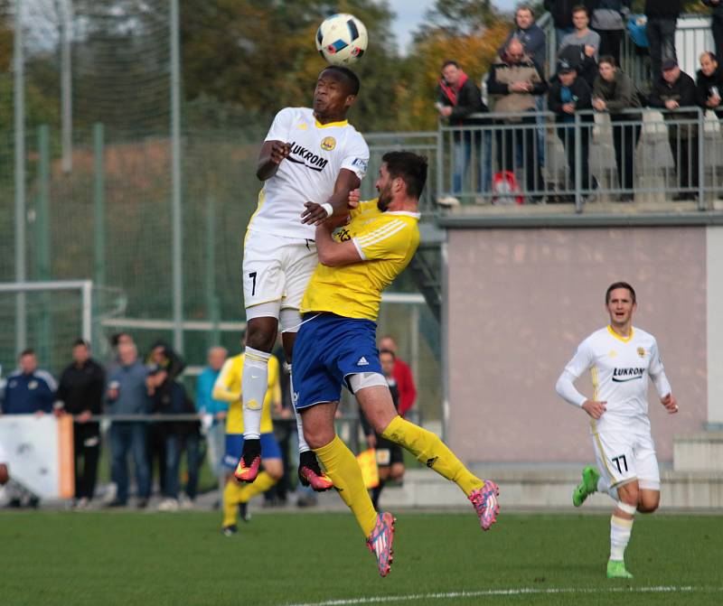 Fotbalisté Zlína (v bílých dresech) potvrdili ve 3. kole MOL Cupu roli favorita, když na hřišti třetiligového Písku zvítězili 2:0 a postoupili do osmifinále  celostátního poháru. Foto: Jan Zahnaš