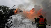 Požár v průmyslovém areálu likvidovalo deset jednotek hasičů.