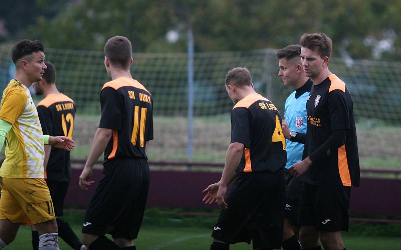 V 9. kole I. B třídy skupiny B domácí výběr Louk (v černém) udolal snaživou rezervu Slušovic 2:0,