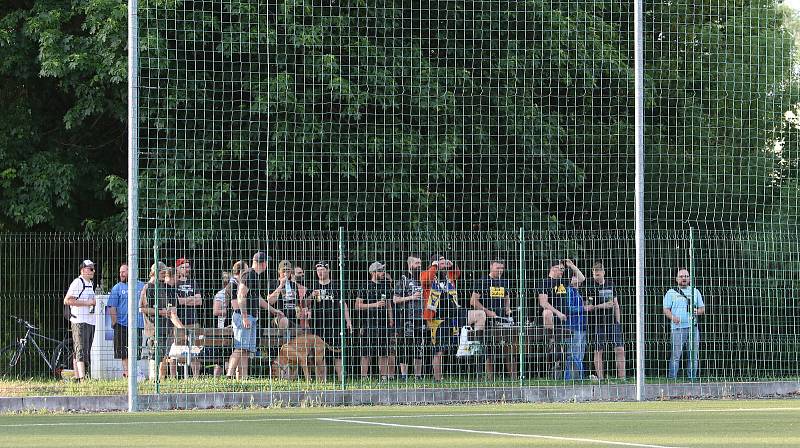 Fotbalisté Baťova (ve žlutém) ve 22. kole krajského přeboru v páteční předehrávce porazili Nevšovou 4:1