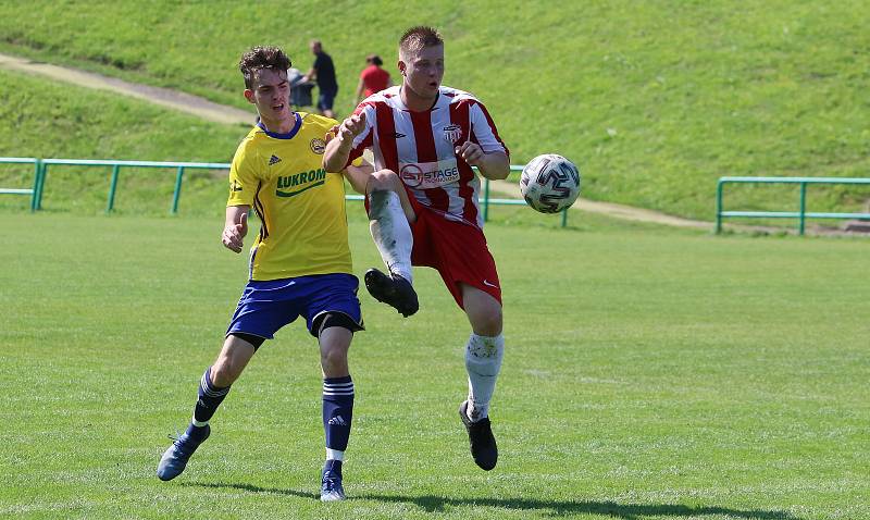 Fotbalisté Luhačovic (ve žlutém) ve druhém zápase krajského přeboru doma porazili Brumov 2:0.