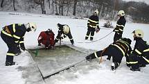 Cvičení zlínských hasičů na fryštácké přehradě pokračovalo i ve středu 14. ledna. 