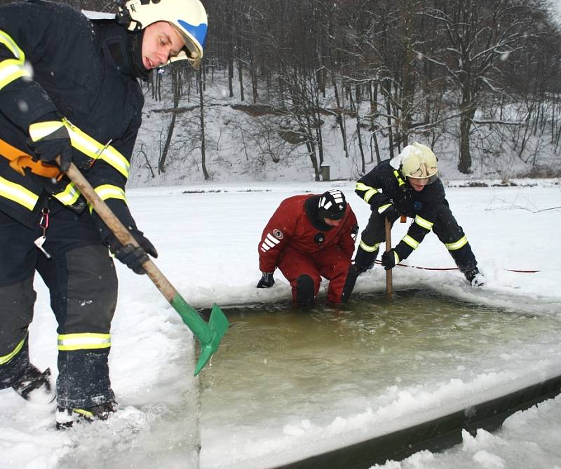 Cvičení zlínských hasičů na fryštácké přehradě pokračovalo i ve středu 14. ledna. 