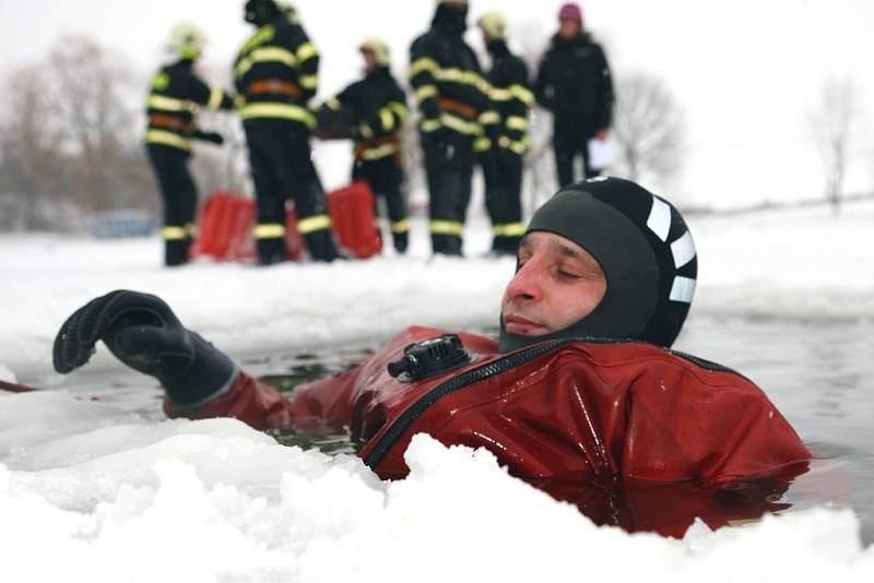 Cvičení zlínských hasičů na fryštácké přehradě pokračovalo i ve středu 14. ledna. 