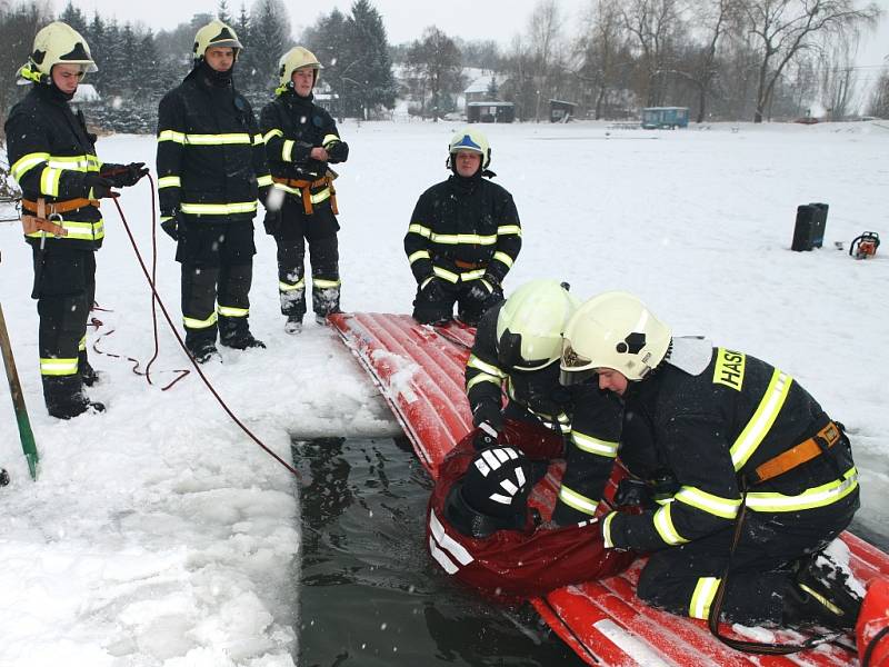 Cvičení zlínských hasičů na fryštácké přehradě pokračovalo i ve středu 14. ledna. 