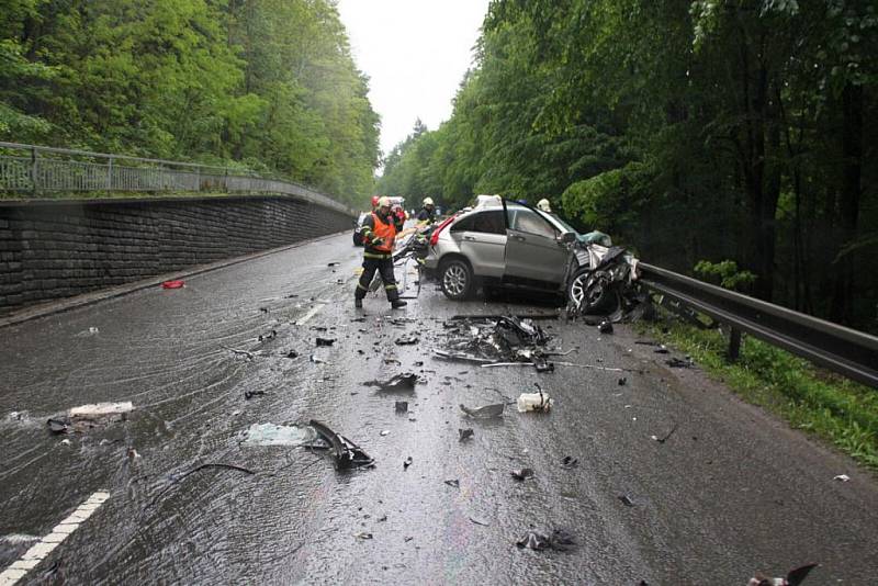 Tragická dopravní nehoda mezi osobním autem zn. Honda CRV a nákladním autem zn. Tatra.