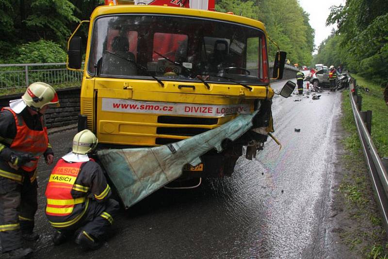 Tragická dopravní nehoda mezi osobním autem zn. Honda CRV a nákladním autem zn. Tatra.