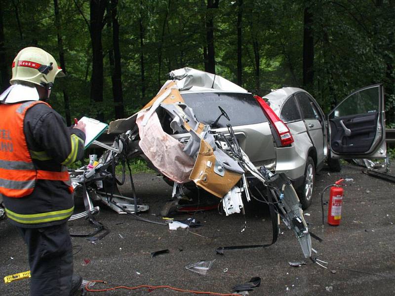 Tragická dopravní nehoda mezi osobním autem zn. Honda CRV a nákladním autem zn. Tatra.