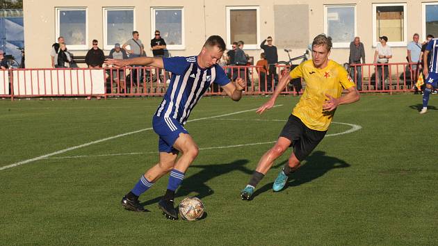 Fotbalisté Kroměříže (žluté dresy) zvítězili na hřišti Kvítkovic 4:1 a ve třetí lize si upevnili vedoucí pozici.