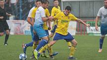 Fotbalisté Otrokovic (v bílých dresech) prohráli v 6. kole MSFL se zlínskou rezervou 0:4.