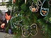 Romské ozdoby na vánoční strom jsou po celý prosinec k vidění v prostorách Krajské knihovny Františka Bartoše ve Zlíně.