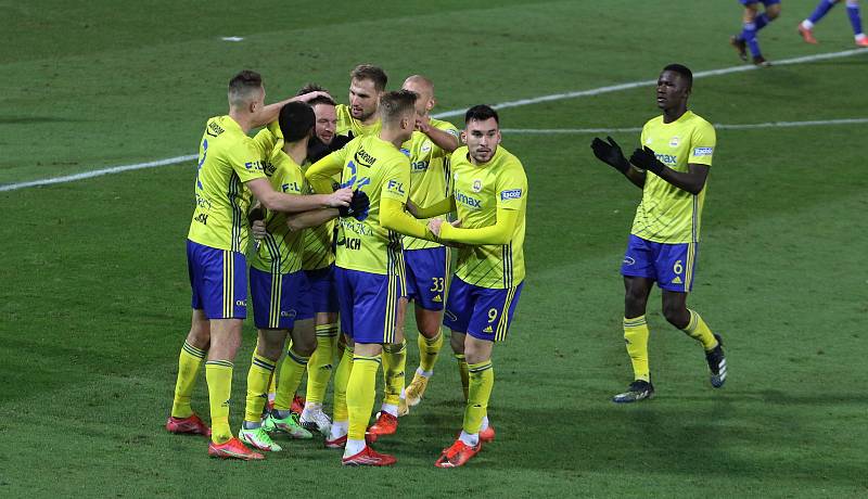 Fotbalisté Zlína (žluté dresy) v 19. kole FORTUNA:LIGY remizovali na hřišti Olomouce 1:1.