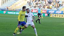 Fotbalisté Zlína (žluté dresy) ve 22. kole první ligy porazili Slovácko 1:0. Regionální derby rozhodl v 82. minutě obránce Martin Cedidla.