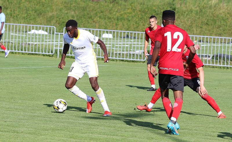 Fotbalisté Zlína (bílé dresy) ve středečním přípravném zápase přehráli druholigový Vyškov 3:0.