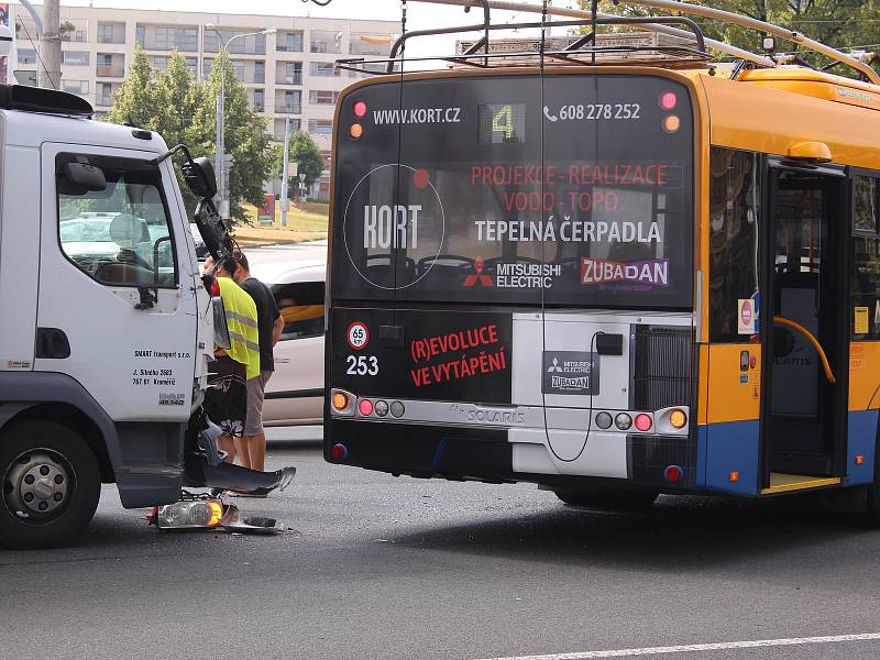 V centru Zlína se srazil trolejbus s cestujícími a nákladní vozidlo.