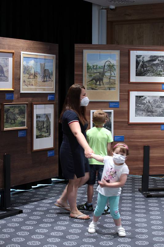 Unikátní výstava Zdeněk Burian - za dinosaury a dobrodružstvím ve zlínské Galerii Desítka na střeše Obchodního domu. Foto z 18. července 2021.