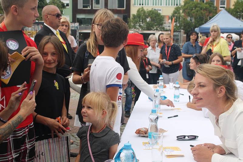 Zlín Film Festival 2020 - Autogramiáda herců a tvůrců premiérové pohádky Největší dar, společně s módní přehlídkou kostýmů z této pohádky.