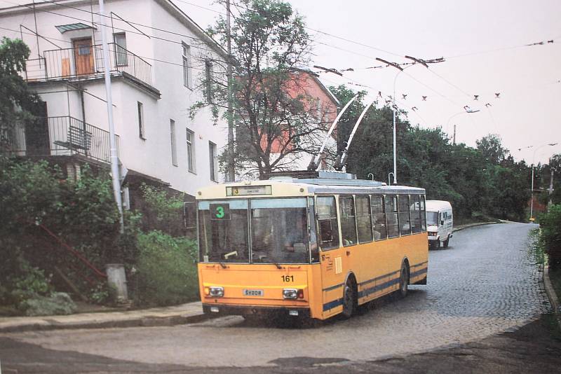 Tisícovky návštěvníků si v sobotu ve Zlíně užily Dne otevřených dveří Dopravní společnosti Zlín-Otrokovice (DSZO). Letos již po třinácté. Novinkou bylo deštivé počasí, to ale nikomu nevadilo.