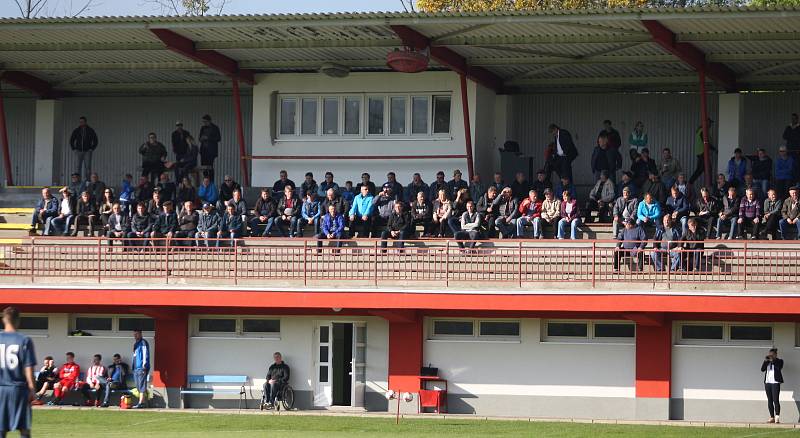 Fotbalisté Brumova (bílo-červení) v 11. kole divize E remizovali v derby se Slavičínem 1:1.