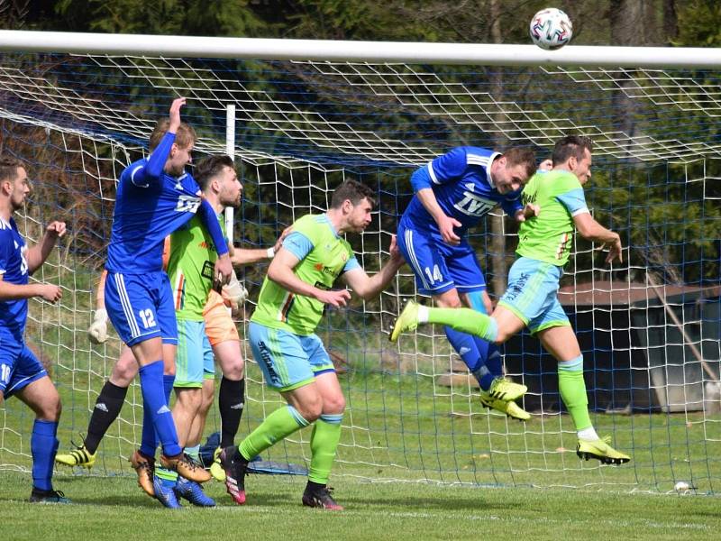 Po dvou úspěšných duelech tentokráte divizní fotbalisté Slavičína (v modrém) doma nestačili na Hranice. Lídru skupiny E podlehli po boji 1:4.