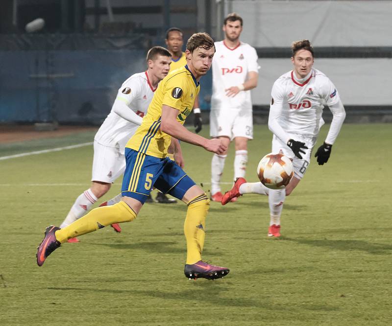 Fotbalisté Fastavu Zlín (ve žlutém) v 6. kole Evropské ligy skupiny F v olomouckém azylu podlehli lídru nejvyšší ruské soutěže Lokomotivu Moskva.
