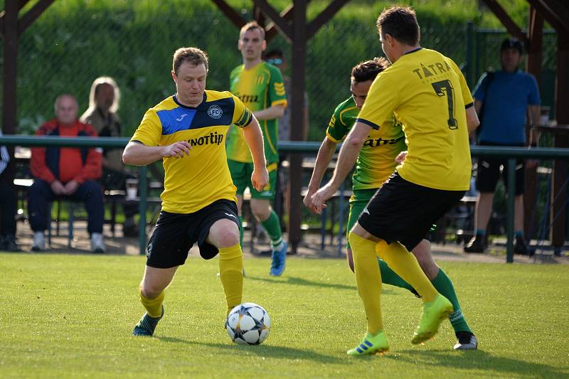 Fotbalisté Napajedel (v zeleném) v sobotu v rámci 20. kola krajského přeboru doma remizovali s Velkými Karlovicemi 1:1.