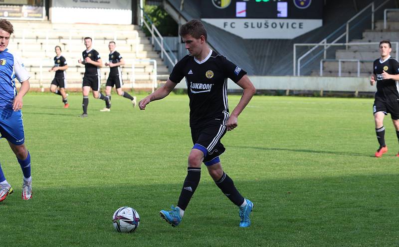 Fotbalisté Luhačovic (v černém) v rámci 23. kola krajského přebor nečekaně zvítězili ve Slušovicích 1:0.