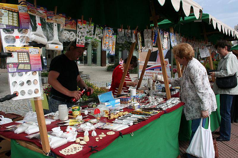 Na zlínském náměstí Míru se konají od 15. do 17. září 2010 podzimní trhy. Prodejci nabízej rukodělné výrobky i medovinu a burčák.