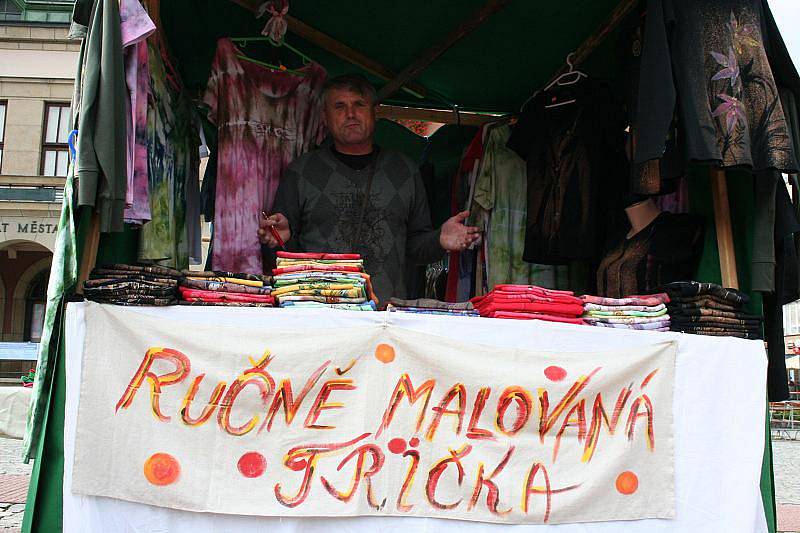 Na zlínském náměstí Míru se konají od 15. do 17. září 2010 podzimní trhy. Prodejci nabízej rukodělné výrobky i medovinu a burčák.