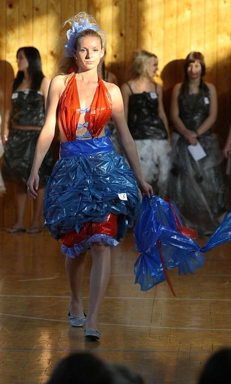 Modelky předvedly šaty z igelitu - Zlínský deník