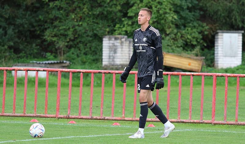 Fotbalisté Kvítkovic (modro-bílé dresy) v Mol Cupu prohráli s Třincem 1:5.