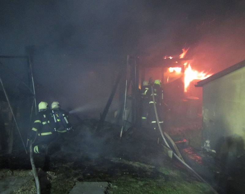 Hořela chatka u Maršova, vzplála také garáž ve Zlíně