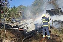 Hasiči likvidují požár dřevěné kůlny ve Žlutavě na Zlínsku.
