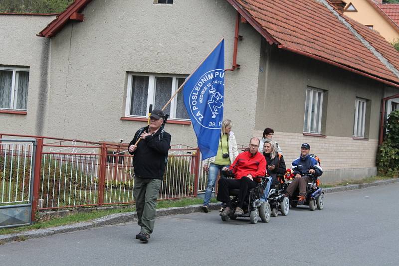 Okolí Vizovic vede první turistická trasa, která je určená i pro vozíčkáře. Ti ji společně s Klubem českých turistů slavnostně otevřeli v sobotu 22. září ve Vizovicích.