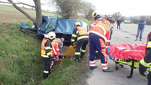 Na "slušovické dálnici" se fabia rozpůlila o strom, řidič se těžce zranil. 16. dubna 2023
