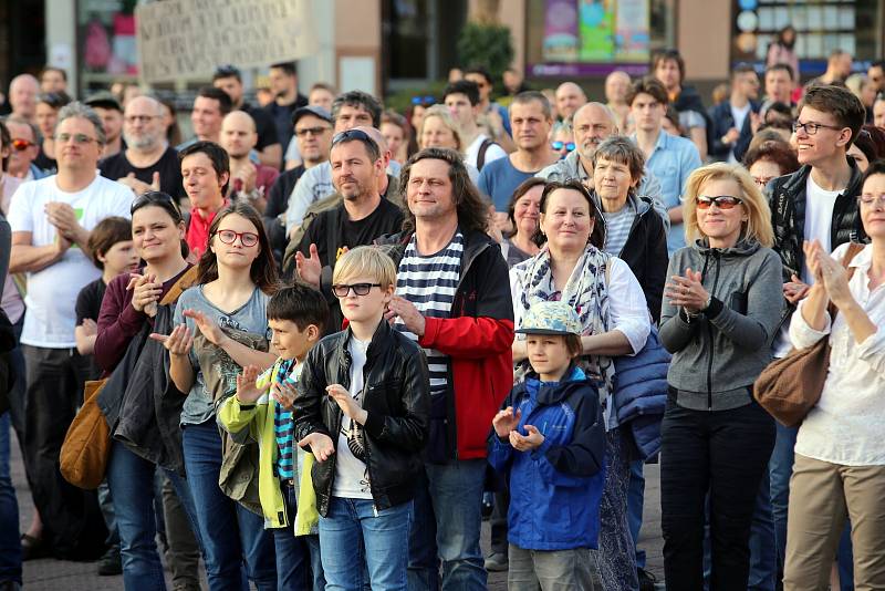 Demostrace proti vládě A. Babiše na náměstí Míru ve Zlíně.