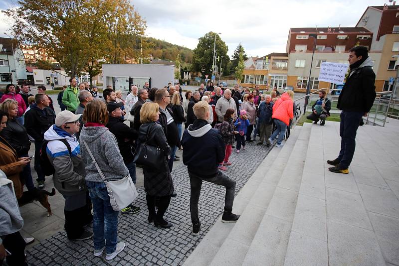 Demonstrace proti bourání hostince Horního v Malenovicích.