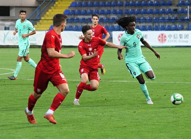 Česká fotbalová devatenáctka (červené dresy) remizovala v přípravném zápase s Portugalskem 0:0.