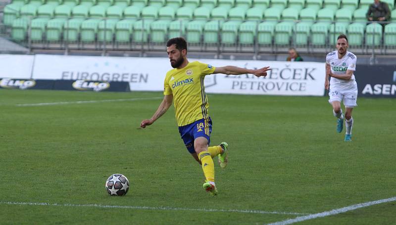 Fotbalisté Zlína (žluté dresy) v úvodním zápase nadstavbové části remizovali na hřišti poslední Karviné 1:1.