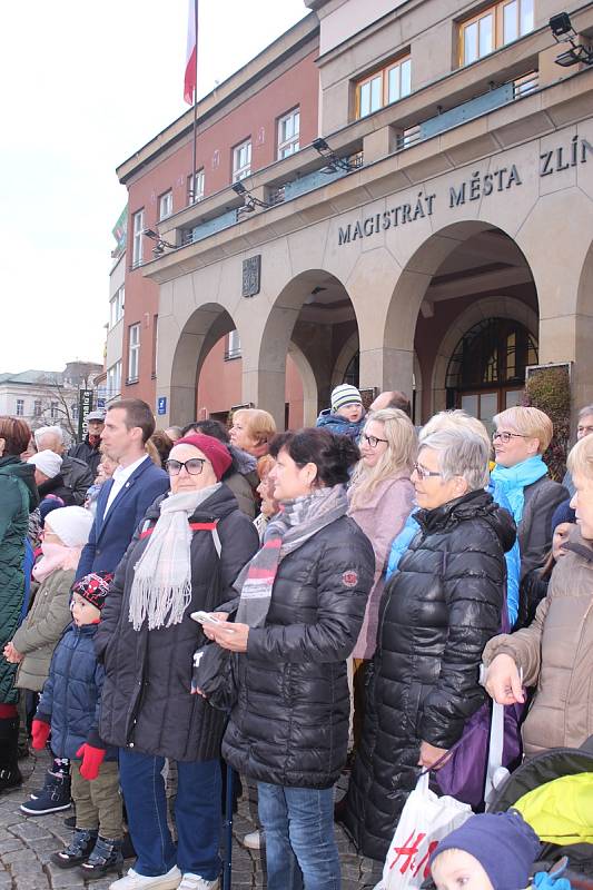 Do Zlína zavítal svatý Martin na bílém koni. Svatomartinskou tradici zajišťují děti ze zlínské ZUŠ.