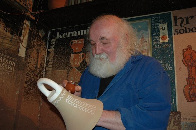 Karel Hauser patří k legendám valašské keramiky.