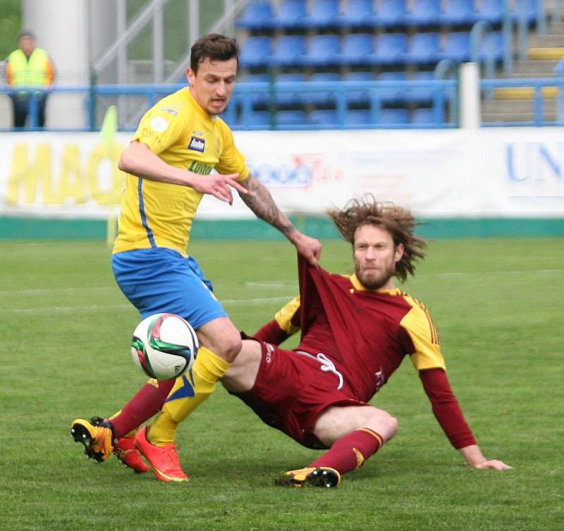 Fotbalisté Fastavu Zlín (ve žlutém) v rámci 26. kola v neděli hostili pražskou Duklu.