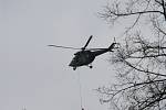 Cvičení: vrtulník odváží ze střechy 21. budovy zraněné