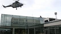 Cvičení: vrtulník odváží ze střechy 21. budovy zraněné