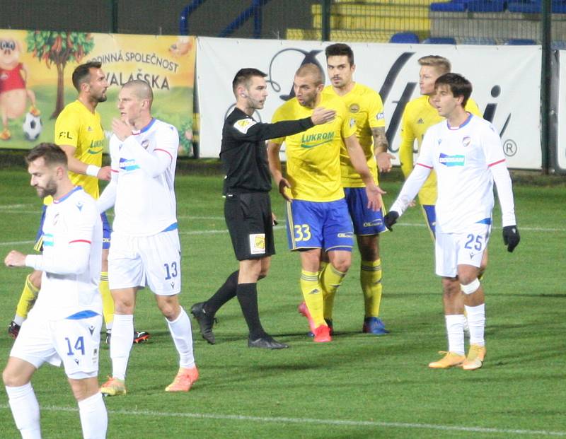 Prvoligoví fotbalisté Fastavu Zlín (ve žlutém) proti Viktroii Plzeň