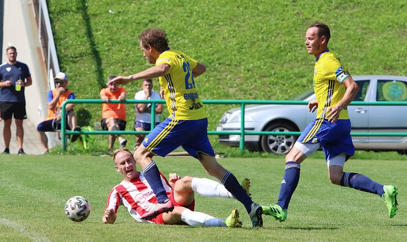 Fotbalisté Luhačovic (ve žlutém) ve druhém zápase krajského přeboru doma porazili Brumov 2:0.