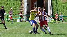 Fotbalisté Luhačovic (ve žlutém) ve druhém zápase krajského přeboru doma porazili Brumov 2:0.