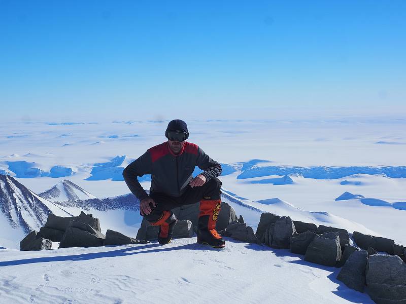 Známý krajský fotbalový rozhodčí Josef Polaštík si o Vánocích připsal další velký úspěch, když společně s dalšími šesti horolezci zdolal slavný Mount Vinson. Ke zkompletování Koruny světa mu  schází jen zdolat Mount Everest.