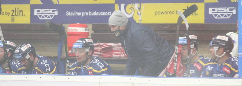 Extraligoví hokejisté Zlína (v modrém) na úvod restartu nejvyšší soutěže v pondělním 15. kole podlehli pražské Spartě 4:6.